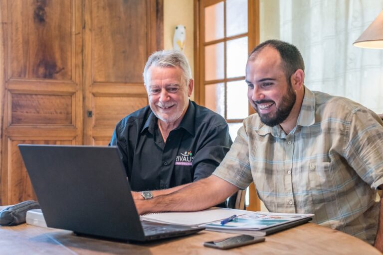 Sébastien, éco-paysagiste, a retrouvé le contrôle de ses marges grâce à Rivalis